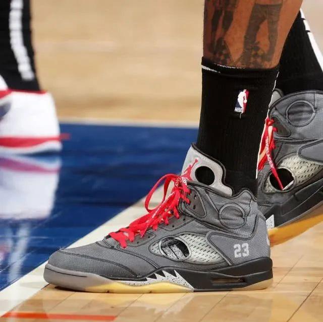 多谁谁尴尬！皇马免签姆巴佩后 国内4冠均被巴萨夺走 巴黎6冠王